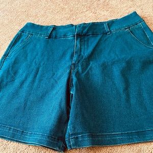 NWOT - Nice New Women’s Shorts with front and back pockets Size 18